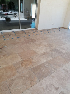 Photo de galerie - Pose de travertin sur terrasse 