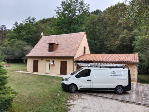 Photo de galerie - Nettoyage de toiture et traitement des mousses 