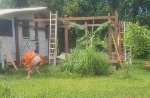 Photo de galerie - Ce jour-là j'ai aidé un monsieur a poser 8 poto 15.15, 12 bois 5.15 pour le toit et 3 porteur sur les 9 bloks de béton 