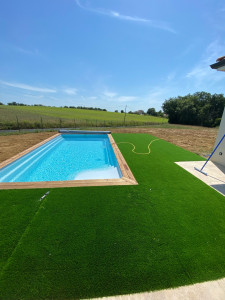 Photo de galerie - Piscine entretenue pendant un an plus pose gazon synthétique 