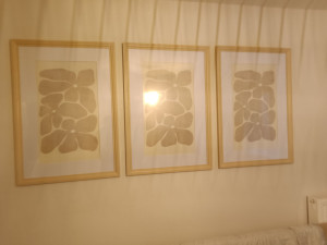 Photo de galerie - Fixation des tableaux sur le mur en béton ou sur placo. 