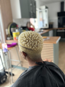 Photo de galerie - Coloration sur l’influenceuse Pifounette à son domicile dans la ville d’AMIENS 