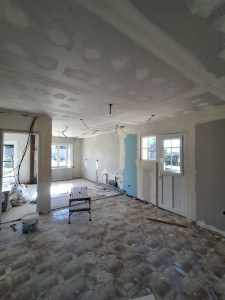 Photo de galerie - Création faut plafond avec mur en placo coller. 
création du réseau électrique et du réseau plomberie arrivée d'eau et évacuation. 