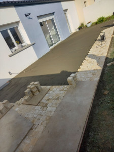 Photo de galerie - Réalisation d'une terrasse en pavé 10 x 10 x 4 couleur sable.
