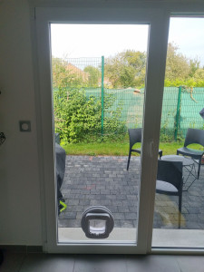 Photo de galerie - Vitrages sûr mesures.
Chatière incorporé dans le vitrages .