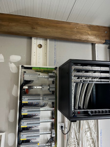 Photo de galerie - Armoire électrique faite au travail avec une baie de brassage pour l’informatique 