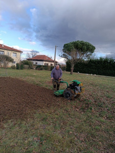 Photo de galerie - Travail de la terre pour pelouse,
Préparation pour un potager 
