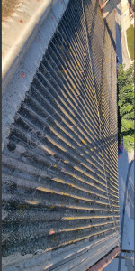 Photo de galerie - Toiture Fibro-ciment Avant nettoyage et Résine