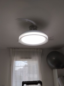 Photo de galerie - Installation d'un ventilateur du marque Philips avec lumière led réglable 