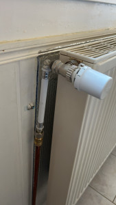 Photo de galerie - Bonjour. Voici une réparation que j’ai effectué chez un client en remplacent son tuyau de cuivre ainsi que la tête thermostatique du radiateur car le tout fuyait. N’hésitez pas à me contacter.