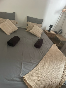 Photo de galerie - Lit double préparé avec linge de maison propre et serviettes.