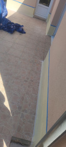 Photo de galerie - Réalisation du soubassement enduit gratté et mise en peinture 