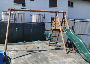 Photo de galerie - Petite aire de jeux et balançoires pour les enfants 