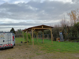 Photo de galerie - Mise en place d'un carport avec toiture double pan en bac acier.