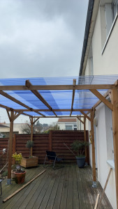 Photo de galerie - Tonnelle en bois avec toit en taule plastique translucide 