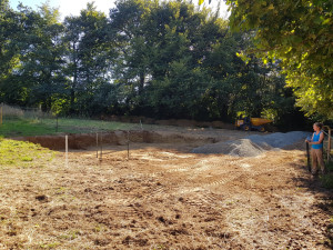 Photo de galerie - Decaissage à la mini pelle pour un hangar de 6m X 12m avec empierrement d'un chemin de 3,5m de large par 20m de long