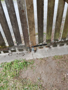 Photo de galerie - Réparation d'un portail plus pose d'un levier pour bloquer le portail 