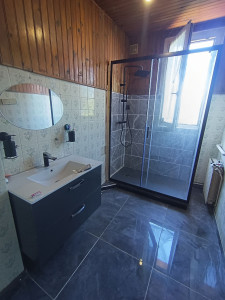 Photo de galerie - Pose douche, faïence, carrelage, évier avec meuble