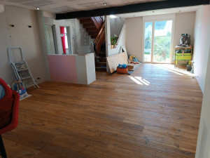 Photo de galerie - Pose de 90 mètre carré de parquet coller de type chêne rustique vieilli dans un pavillon  ,passage de porte sans bar de seuil ainsi que la descente d'escalier marche et contre marche