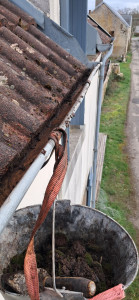 Photo de galerie - Nettoyage des gouttières après avoir procédé à un démoussage manuel à l'aide d'une perche et une brosse douce.