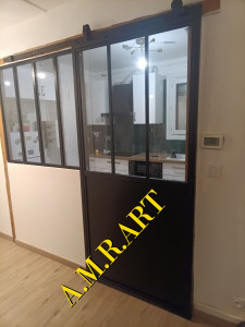 Photo de galerie - Pose porte coulissante atelier avec verrière. 