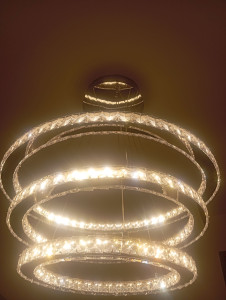 Photo de galerie - La pose d'un lustre chez un particulier.