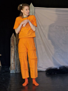 Photo de galerie - Création d'un costume de Carotte pour Jardin de Graine, de la compagnie Fritillaire