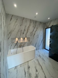 Photo de galerie - Salle de bain en marbre 240x90 au mur et 90x90 au sol