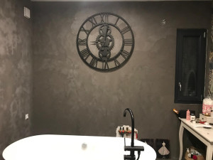 Photo de galerie - Application de peinture Tadelakt réalisée avec soin : technique artisanale offrant un rendu lisse, minéral et élégant. Finition hydrofuge idéale pour pièces humides, assurant un résultat esthétique, résistant et durable.