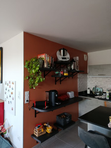 Photo de galerie - Pose d'étagères et plan de travail et mise en peinture du mur couper sur mesure 