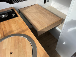 Photo de galerie - Agencement van (mercedes sprinter) de l'isolation en passant par le plomberie l'electrcité et les agencement bois sur mesure