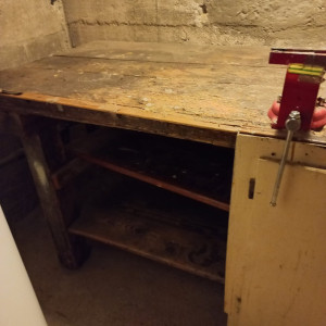 Photo de galerie - Établi ancien en bois à démolir et débarrasser 