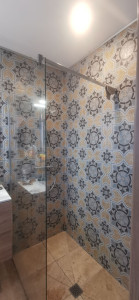 Photo de galerie - Placo/joint/chape pour douche italienne, bonde,/étanchéité kerdi drain/carrelage, joint/robinetterie /paroie, finition. 