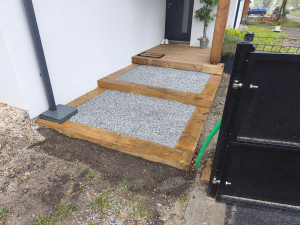 Photo de galerie - Création de 2 marches en poutres paysagères et cailloux gris 