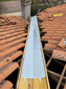 Photo de galerie - Remplacement d’une noue en zinc sur une couverture en tuiles canal. merci pour votre confiance 