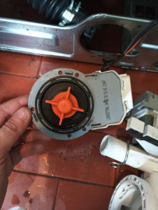 Photo de galerie - Changement de pompe de vidange sur une machine à laver 