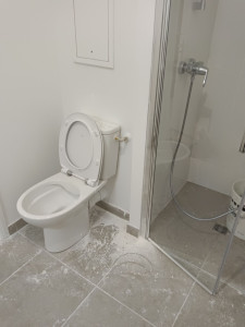Photo de galerie - Avant le nettoyage d'un chantier. Appartement très poussiéreux avec des résidus de colle et peinture 