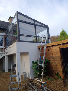 Photo de galerie - Nettoyage de vitre d'une propriété avec accès difficile.