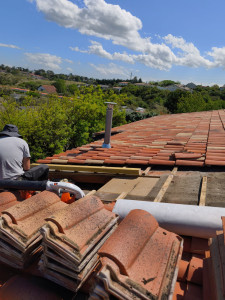 Photo de galerie - Réparation d'une poutre et remplacement d'écran de sous toiture 