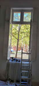 Photo de galerie - Rénovation complète d'une grande fenêtre ancienne en hauteur : ponçage minutieux, rebouchage des imperfections et mise en peinture pour une finition impeccable.