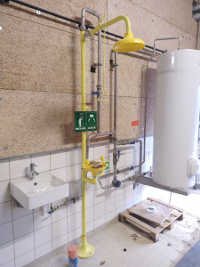 Photo de galerie - Installation d'une douche de sécurité dans l'industrie 