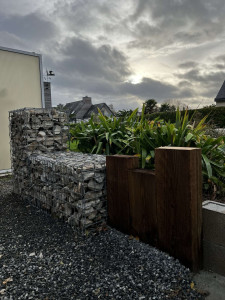 Photo de galerie - Pose de Gabion et aménagement de massif avec traverse paysagère. 