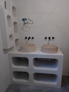 Photo de galerie - Réalisation de meuble de salle de bain en placoplâtre, enduit façon béton ciré, plomberie et électricité 
