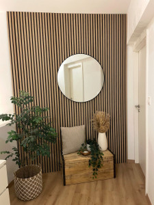 Photo de galerie - Détail du claustra terminé : finition soignée des tasseaux bois et intégration harmonieuse du miroir dans l’ensemble décoratif.