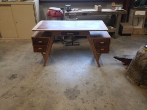 Photo de galerie - Bureau en noyer  chêne et châtaignier 