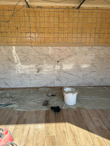 Photo de galerie - Je pose du carrelage sur du carrelage, obligatoir primaire bleu 