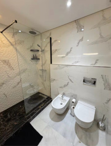 Photo de galerie - Entretien AirBnb, Sdb/wc. nettoyage en profondeur, désinfection de toute les surfaces, nettoyage murs et paroi de douche avec produits spécifique afin de garantir un bon résultat, nettoyage complet. 