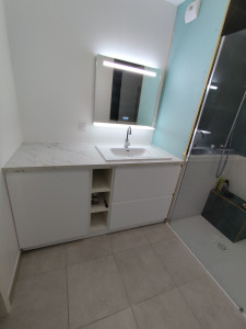 Photo de galerie - Fabrication et pose d’un meuble SDB avec lave-linge intégré.