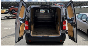 Photo de galerie - ? Le coffre de mon Opel Vivaro 2022 est spacieux et pratique, idéal pour transporter des meubles, de l’électroménager, des cartons et diverses marchandises en toute simplicité.