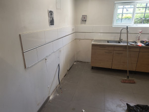Photo de galerie - Démontage de cuisine et carrelage